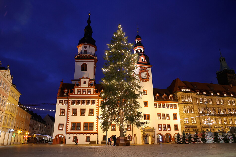 Da steht er: der höchste Weihnachtsbaum in Sachsen. Doch bald ist er Geschichte, am Montagmittag wird er abgetragen.