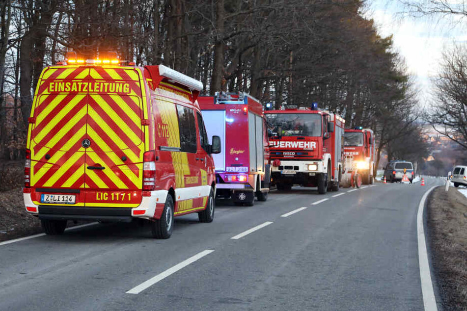 Während des Rettungseinsatzes wurde die Straße voll gesperrt.