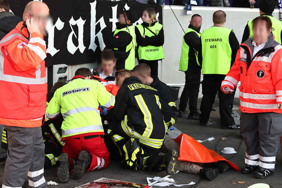 Der abgestürzte HSV-Fan wurde umgehend medizinisch versorgt.