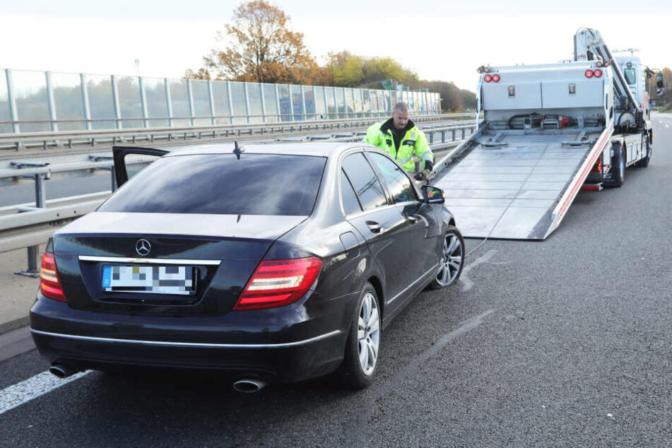 Das beschädigte Polizeiauto musste abgeschleppt werden. Der Mercedes Benz hatte mindestens einen Platten.