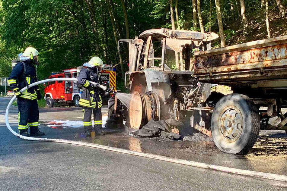 Erst ein Schaumbad konnte die Flammen bändigen: 50 Feuerwehrleute kämpften Samstagmorgen, um den Traktorbrand bei Mühlbach zu löschen.
