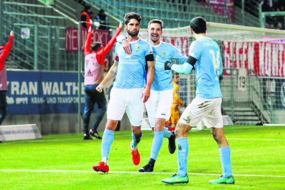 Rafael Garcia, der den Eckball getreten hatte, bejubelt mit Torschütze Niklas Hoheneder (l.) und Sandro Sirigu (M.) den Siegtreffer gegen die Bayern-Bubis.