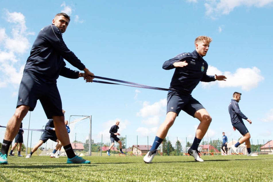 Georgi Sarmov (l.) während des Training mit Tim Campulka bei einer Fitness-Übung.