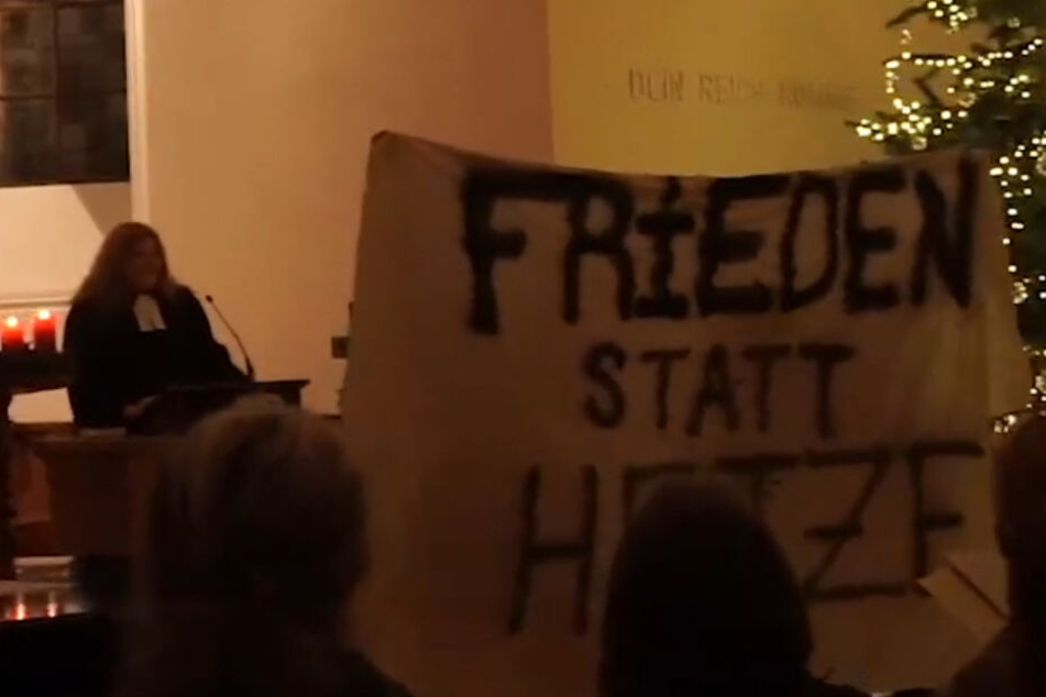 Die "Friedensperformance gegen Islamfeindlichkeit, Rassismus und Hass" während des Gottesdienstes in Kleinhüningen.