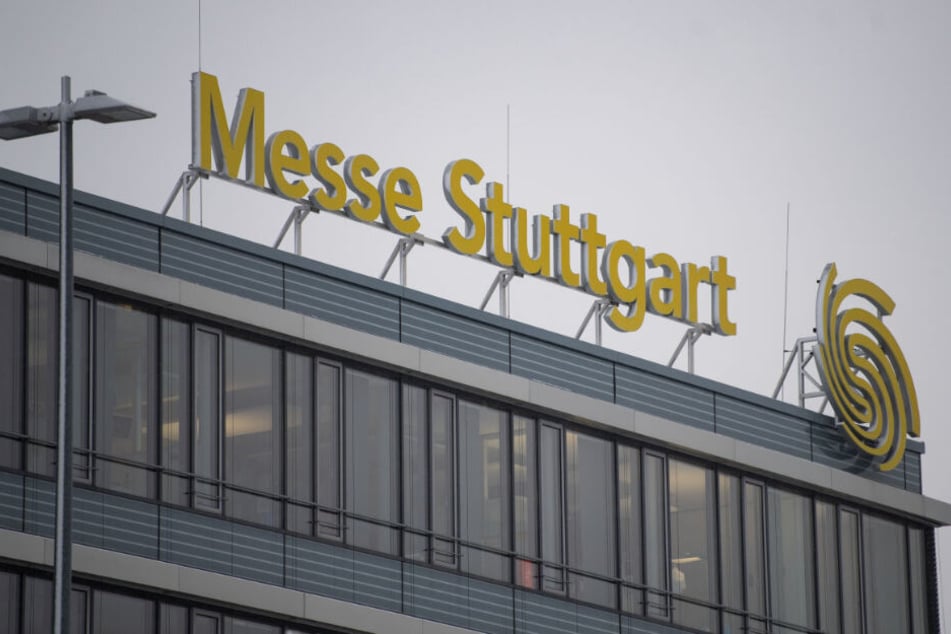 Ein Schild weist auf die Messe hin.