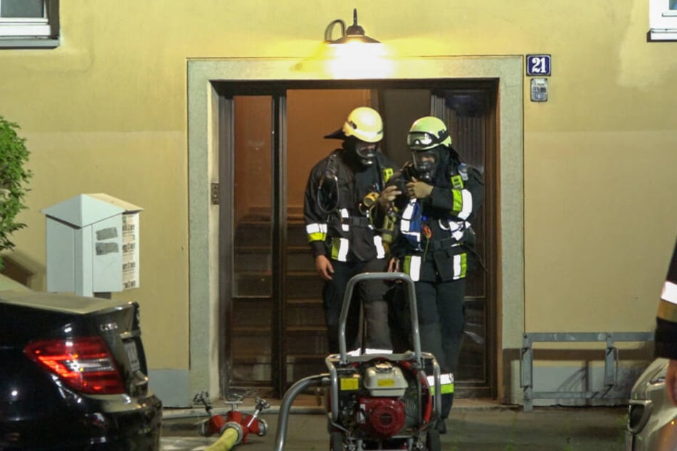 Laut der Feuerwehr ist die Wohnung nicht mehr bewohnbar sie wurde durch die Flammen völlig zerstört.