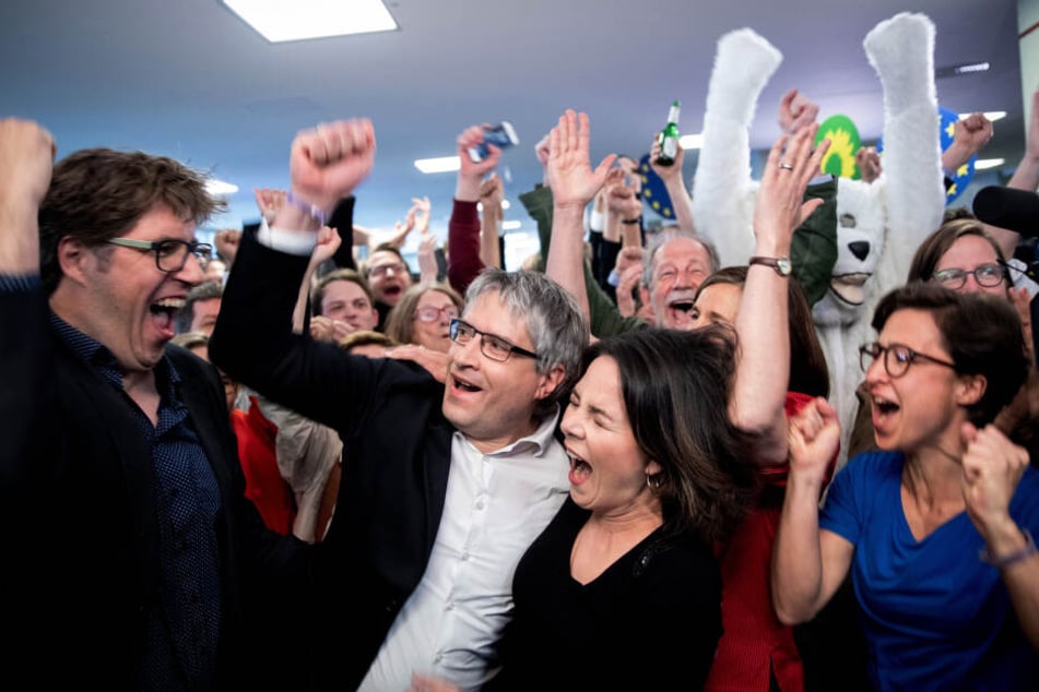 Michael Kellner (e.v.l.), Sven Giegold, Annalena Baerbock und Hannah Neumann jubelten nach der Bekanngabe der ersten Prognose der Europawahl.