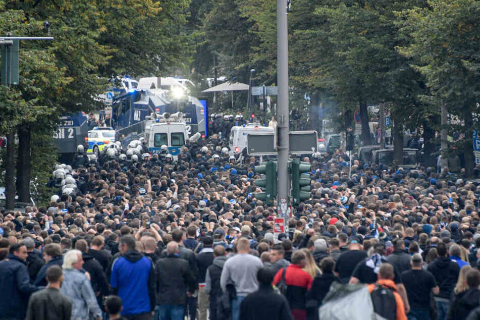 Rund 3000 HSV-Fans zogen geschlossen zum Millerntor-Stadion.