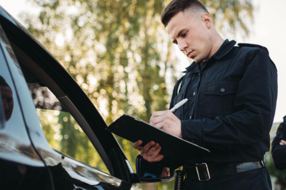 Die Polizei kontrollierte den Senioren, der seit den 90ern keinen Führerschein mehr hatte. (Symbolbild)