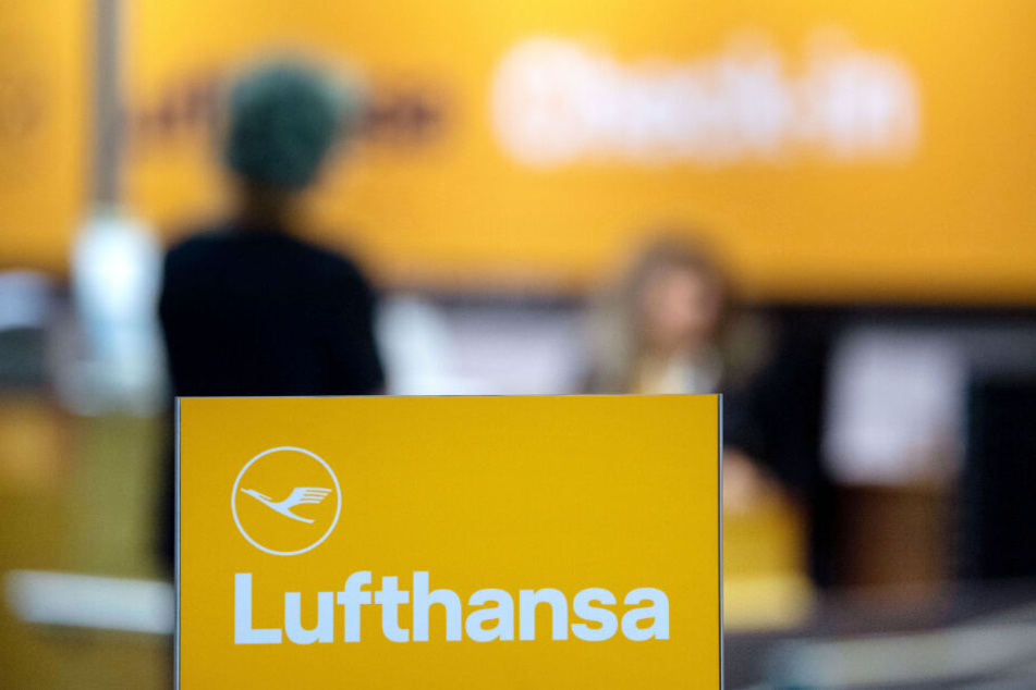 Ein Lufthansa-Schalter in Stuttgart. Um Mitternacht hat der Warnstreik der Flugbegleiter begonnen.