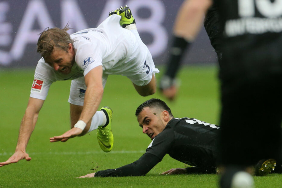 Verbissener Kampf um jeden Ball: Frankfurts Filip Kostic (Re.) und der Berliner Per Skjelbred im Duell auf regennassem Geläuf.