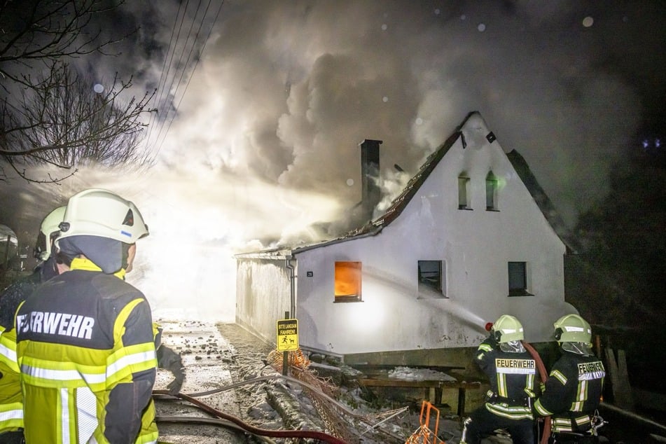 Als die Feuerwehr eintraf, stand das Haus bereits in Flammen.