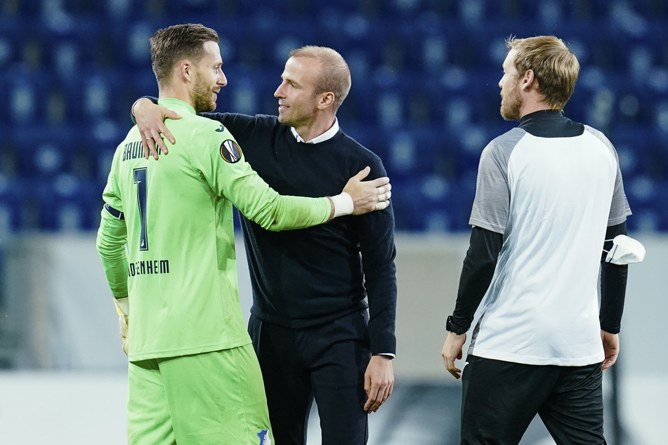 Oliver Baumann (l, 30) leitete mit seinem gehaltenen Elfmeter den Sieg der Hoffenheimer ein. Trainer Sebastian Hoeneß wusste, wo er sich zu bedanken hatte.
