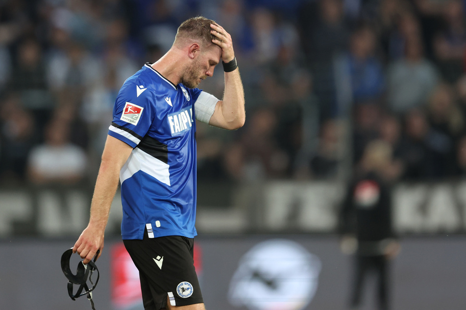Bielefelds Kapitän Fabian Klos (35) kann es nicht fassen - sein Team steht auch in der 3. Liga auf einem Abstiegsplatz. (Archivbild)