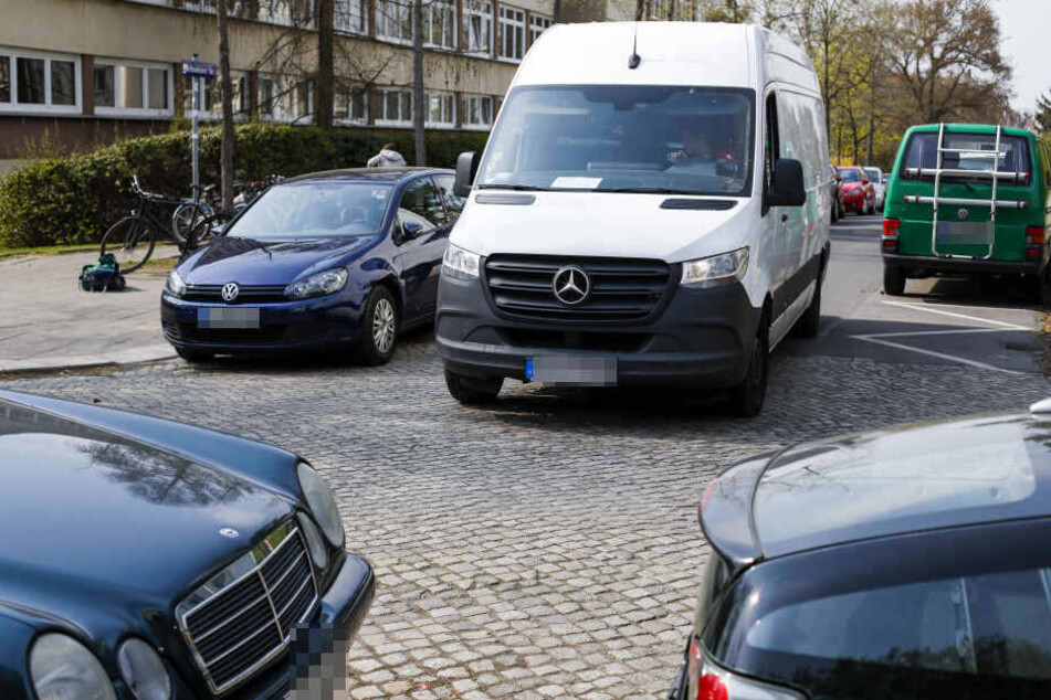 An der Kreuzung Hohnsteiner Straße/ Forststraße wird’s eng: Hier darf beidseitig geparkt werden, die Straße ist aber sehr schmal.
