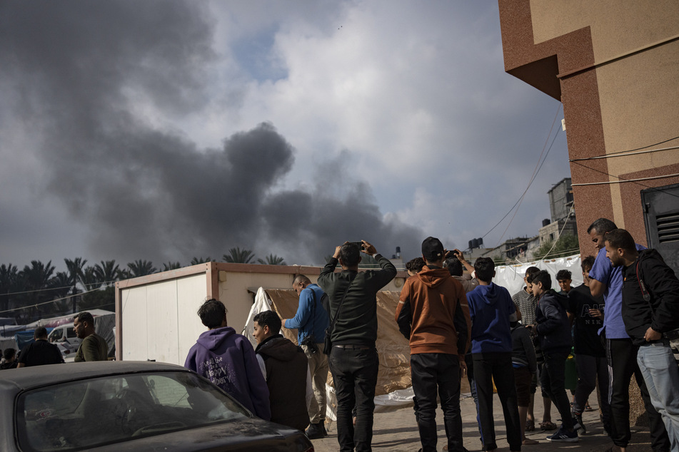 Nach einem israelischen Luftangriff bei Chan Junis steigt Rauch auf.