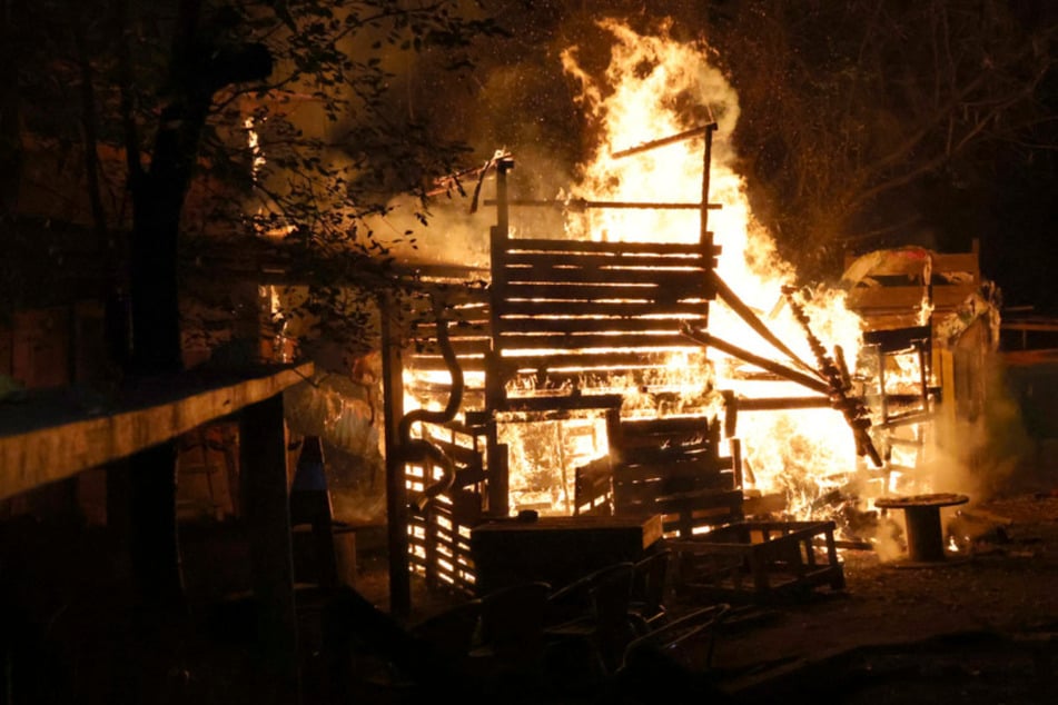 Auf dem Bauspielplatz an der Sophienstraße loderten meterhohe Flammen.