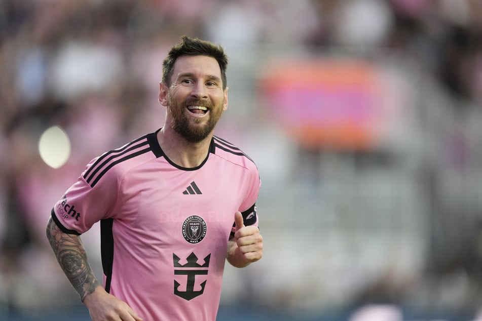 Lionel Messi (36) tritt inzwischen für den US-Club Inter Miami hinter den Ball und freut sich über ein üppiges Gehalt. (Archivbild)
