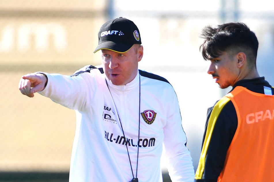 Dynamo-Coach Maik Walpurgis (l.) weist Osman Atilgan die Richtung. Das Dynamo-Talent konnte im Camp durchaus Eigenwerbung betreiben.