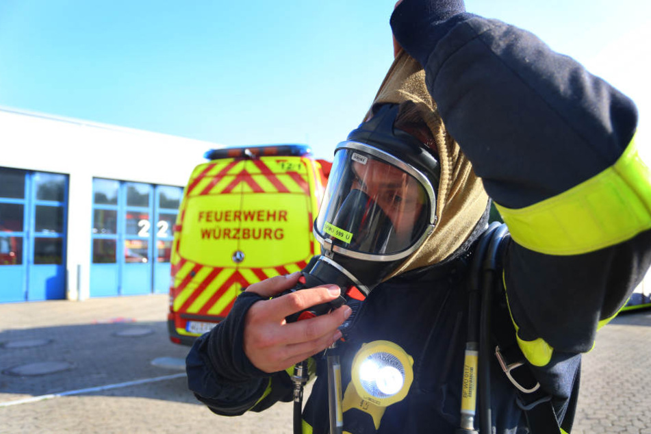 Bei sommerlichen Temperaturen kommen Feuerwehrmänner zusätzlich ins Schwitzen.