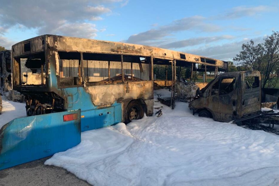 Mehrere Fahrzeuge, darunter ein Bus, wurden komplett beschädigt.