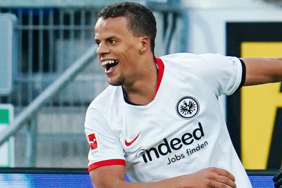 Frankfurts Torschütze Timothy Chandler jubelt über das Tor zum 2:1.