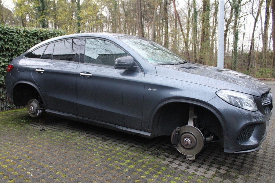 So fand die Besitzerin ihren Mercedes in den Morgenstunden vor: komplett ohne Reifen.