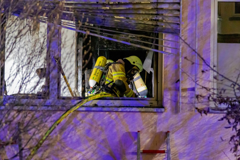 Aus einem Patientenzimmer im Erdgeschoss stieg starker Rauch. Die Feuerwehr löschte den Brand.