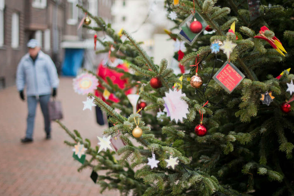 Der Betrunkene klaute vor einem Wohnhaus den Weihnachtsbaum samt Schmuck (Symbolbild).