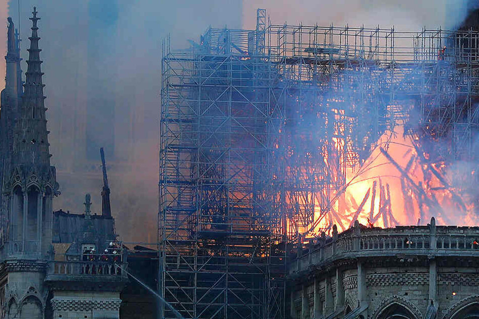 Ein Anblick der schmerzt. Der brennende Dachstuhl der Kathedrale von Notre-Dam.