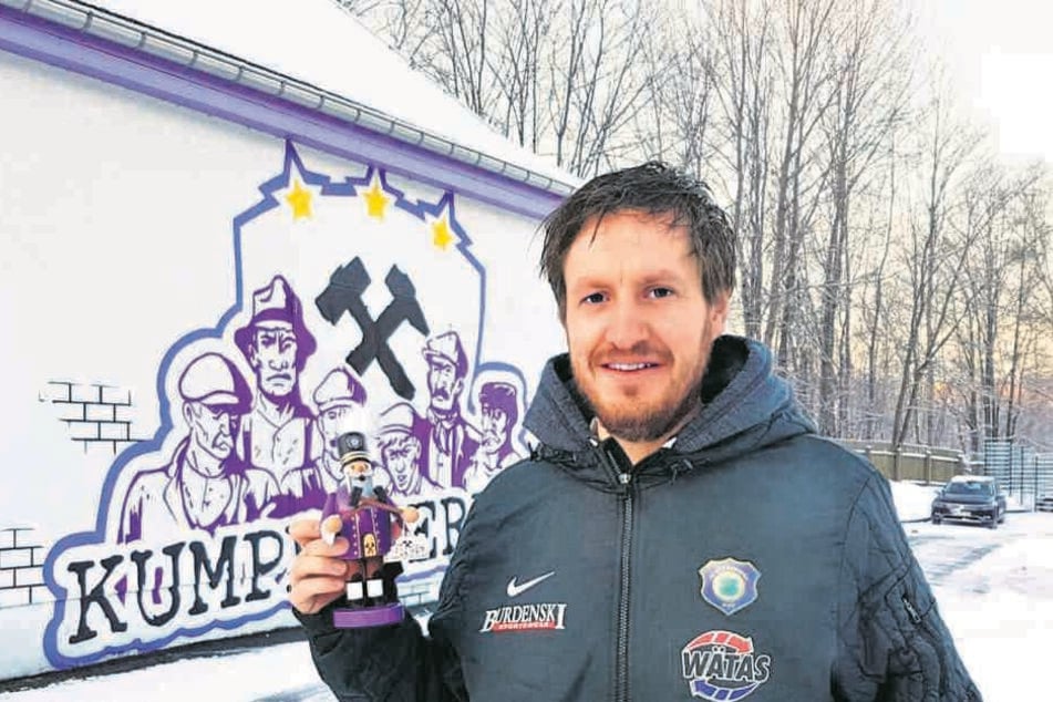FCE-Trainer Hannes Drews hat einen Räuchermann mit an die Ostseeküste genommen. Er feiert den Heiligen Abend morgen bei seiner Schwester.