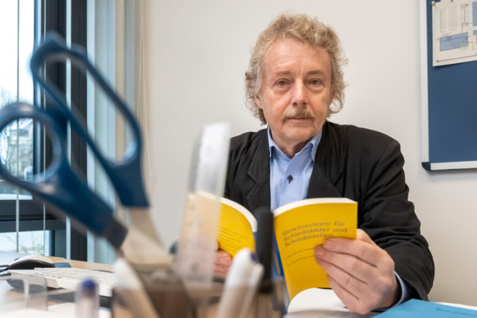 Vor kurzem bezogen Axel Mrwa (66) und die fünf anderen Friedensrichter ihr neues Büro im technischen Rathaus.