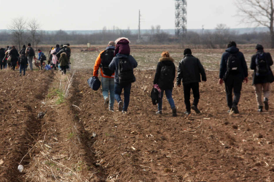 Migranten aus der Türkei haben sich am Freitag in Richtung EU auf den Weg gemacht.