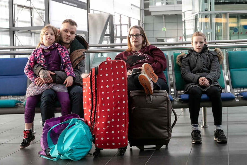 Überraschungs-Urlaub für Emily (11) und Chloe (7) geplatzt: Mama Nicole Couzens (33) und Papa Sandro Schulze (35) fuhren im Auto zurück nach Brandenburg.