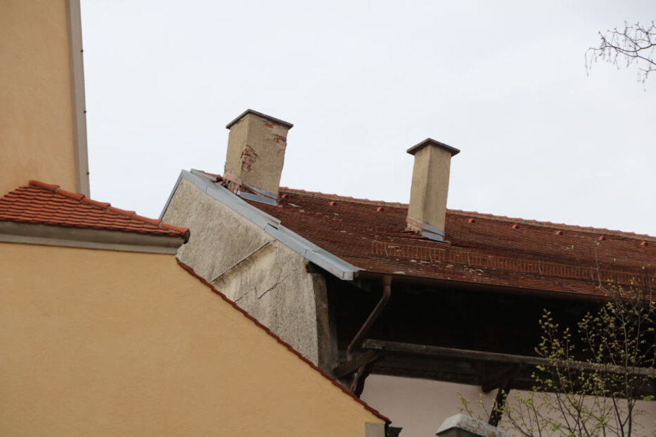 Der schiefe Kamin lässt erahnen, wie baufällig das Dach des Hauses ist.