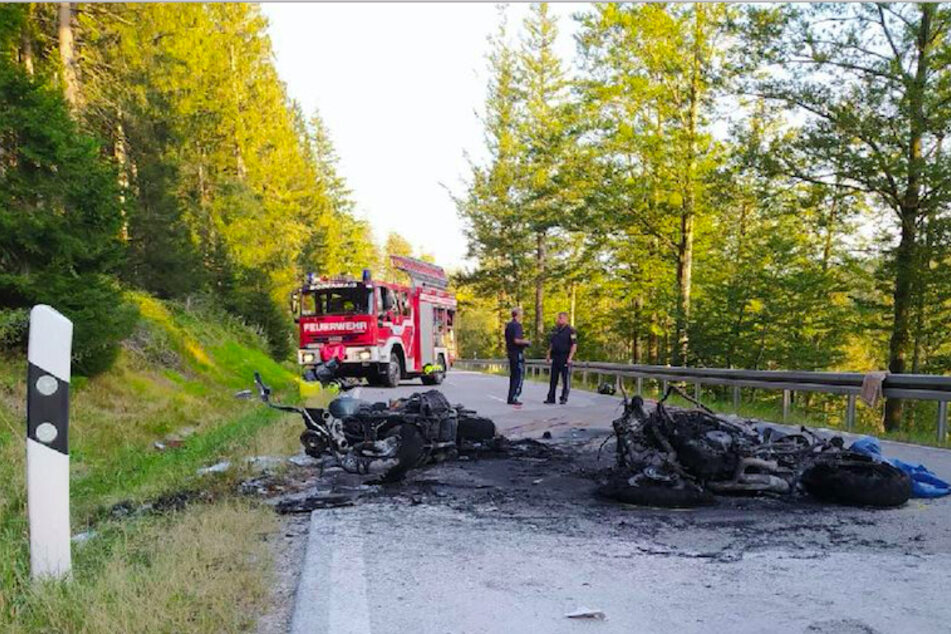 Die Motorräder gingen durch den Zusammenstoß in Flammen auf.