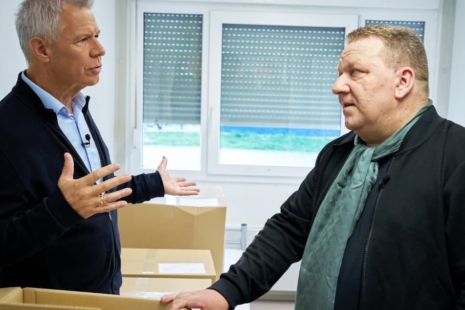 Peter Kloeppel (66) ließ sich von Matthias Schimpf (56, Grüne) durch die Wohn-Container in Lorsch führen: "So richtig luxuriös ist es ja nun wirklich nicht", kommentierte der Journalist die äußerst karge Ausstattung der Räume.