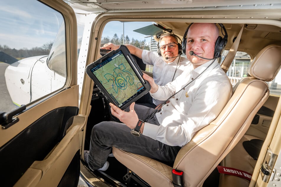 Roman Dotzauer (54, l.) und Philipp Arnold (38) sitzen im Flugzeug.