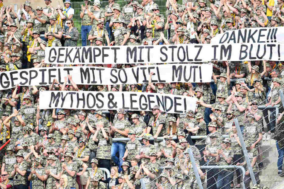 Die Dynamo-Fans im Block in Karlsruhe.