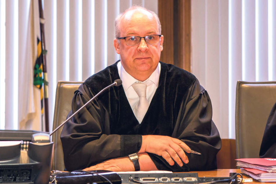 Nicht zu beneiden: Der Vorsitzende Richter Michael Dahms muss einen überaus verwirrenden Kriminalfall um das geheime Hawala-Banking von Migranten aufklären.