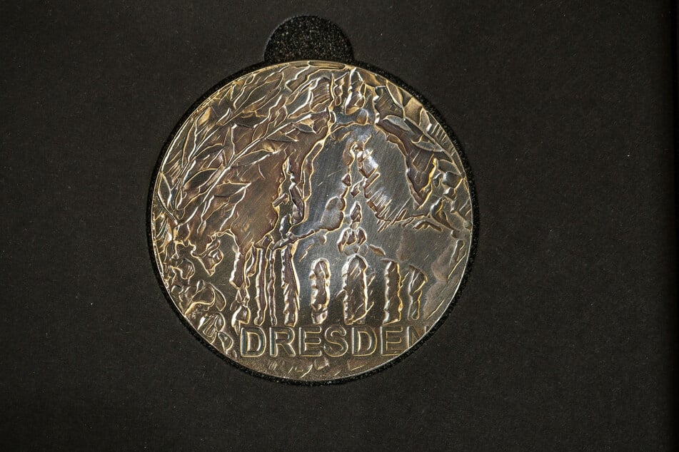Die Ehrenmünze ist Dresdens dritthöchste Auszeichnung, wird seit 2022 an Personen verliehen, die sich in besonderer Weise um das Gemeinwohl verdient gemacht haben.