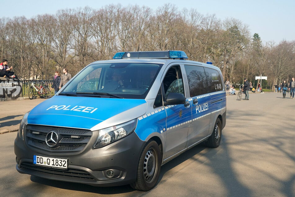 Die Polizei bei einer Kontrolle auf der Leipziger Sachsenbrücke.