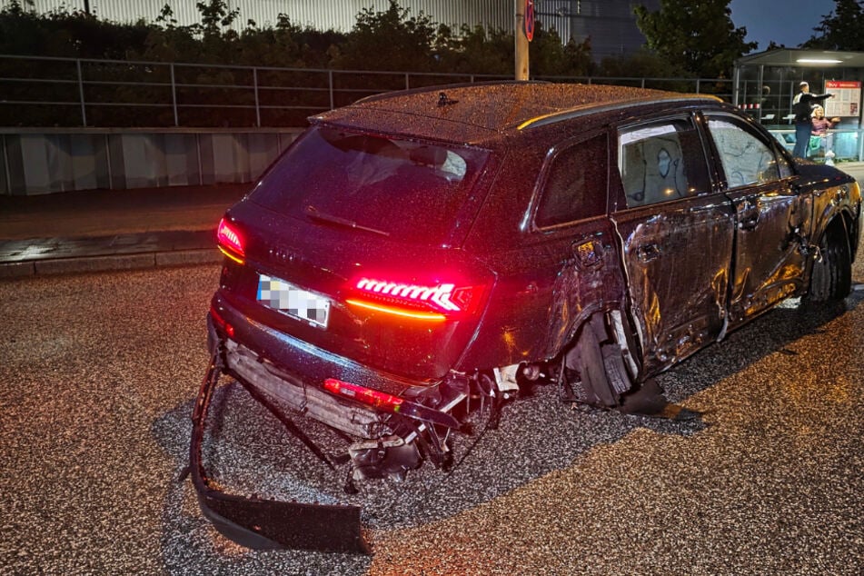 Suff-Fahrer zerlegt Audi! Wagen kracht gegen Ampel und zwei Autos