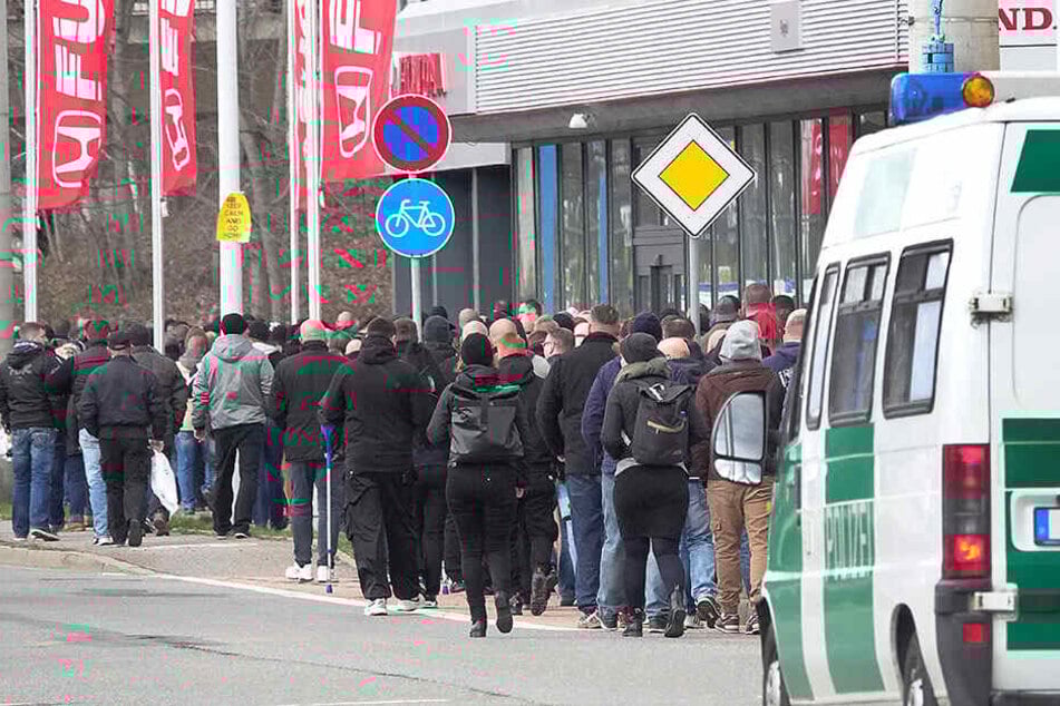 Knapp 1000 Teilnehmer gingen für den Verstorbenen auf die Straße.