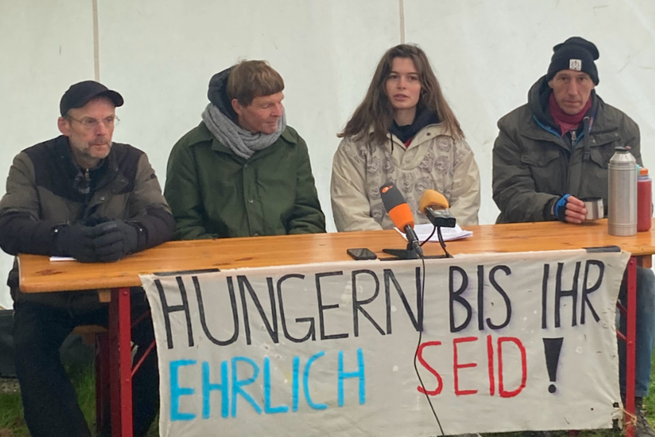 Richard Cluse (56, v.l.n.r.), Michael Winter (61) und Wolfgang Metzler (49) hungern für eine ehrliche Klimapolitik im Berliner Regierungsviertel.
