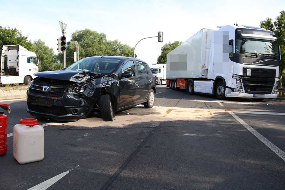 Der Dacia war mit einem Laster zusammengestoßen.