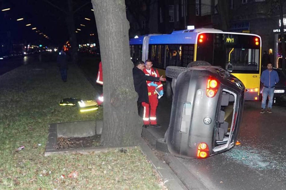 Der VW Golf kippte nach dem Crash mit dem Bus auf die Seite.