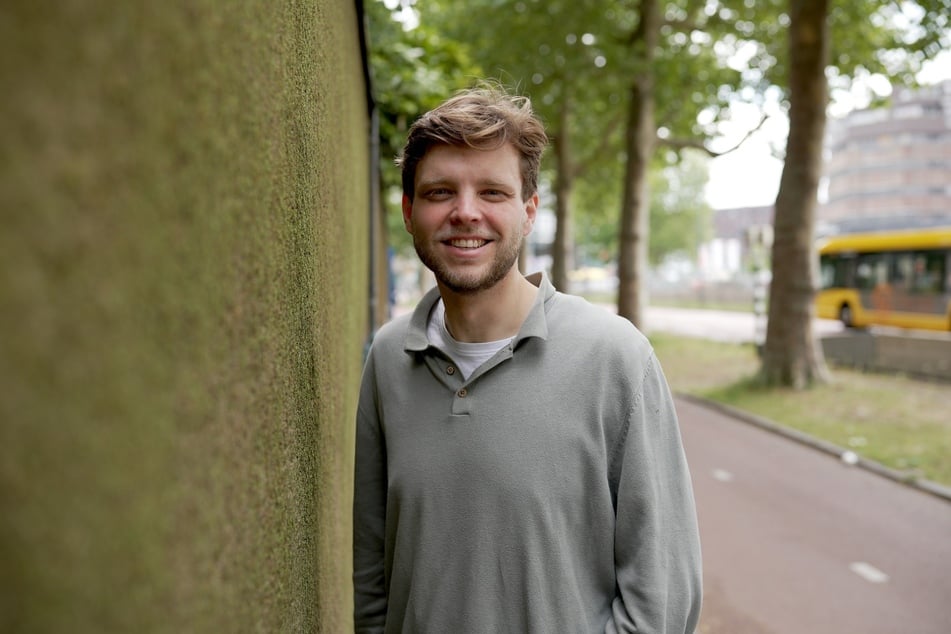 Auke Bleij (27) bringt mit seinem Start-up "Respyre" Moos an Gebäudewände.