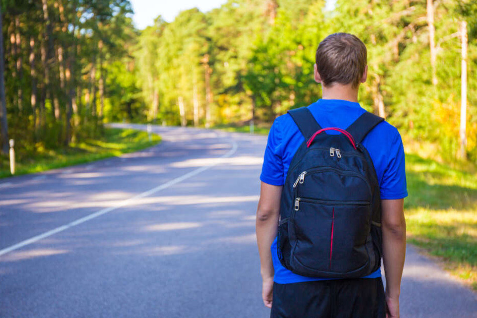 Die Schüler entdeckten eine Blutspur am Boden und folgen ihr Richtung Wald. (Symbolbild)