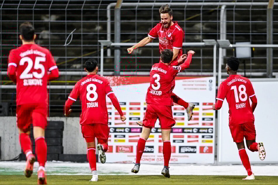 Lucas Röser (27, oben) durfte am Montagabend gleich zwei eigene Treffer für Türkgücü München bejubeln.